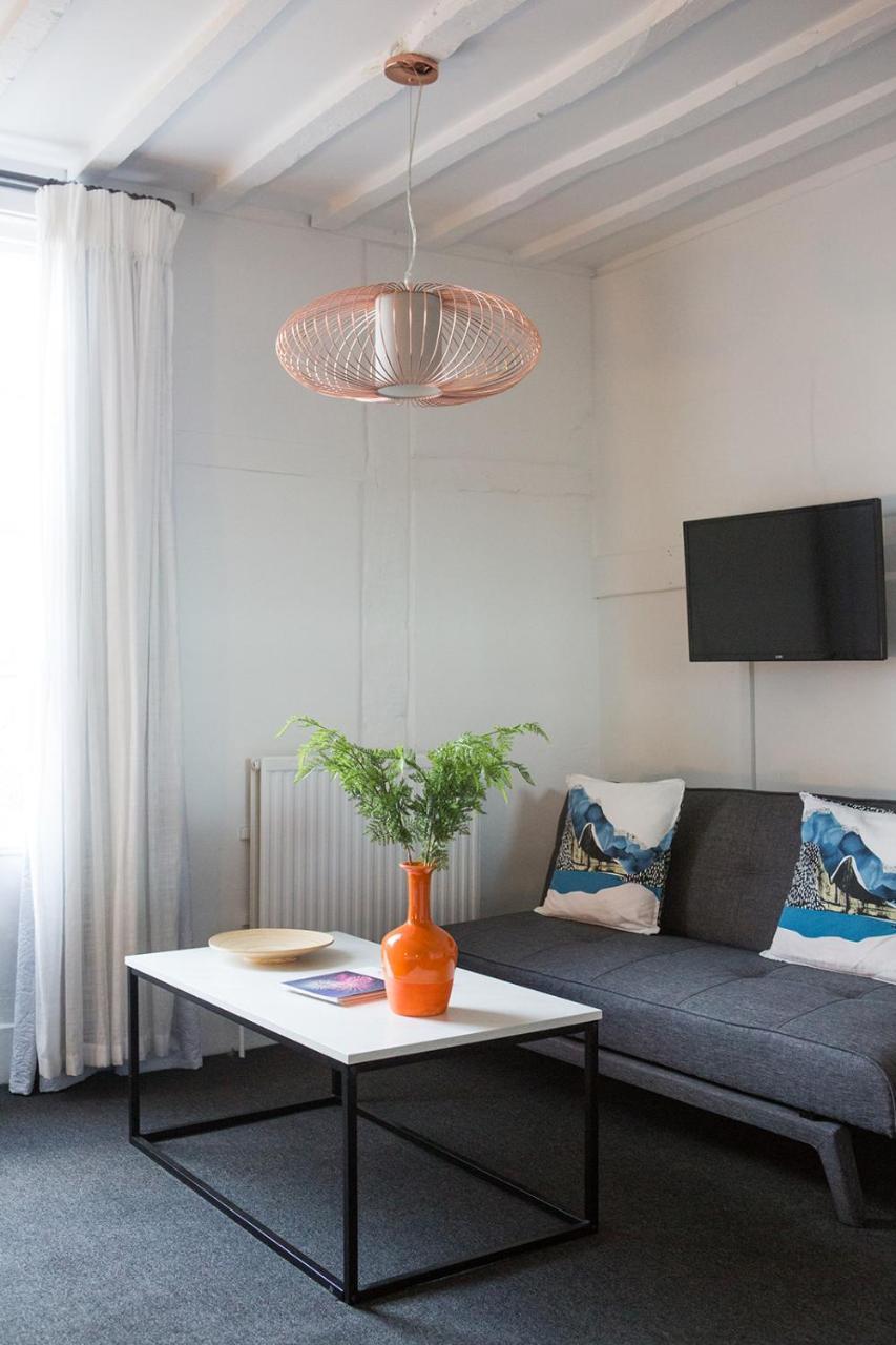 Bed and Breakfast Whitehouse Rye Exteriér fotografie A living room with a flat screen television