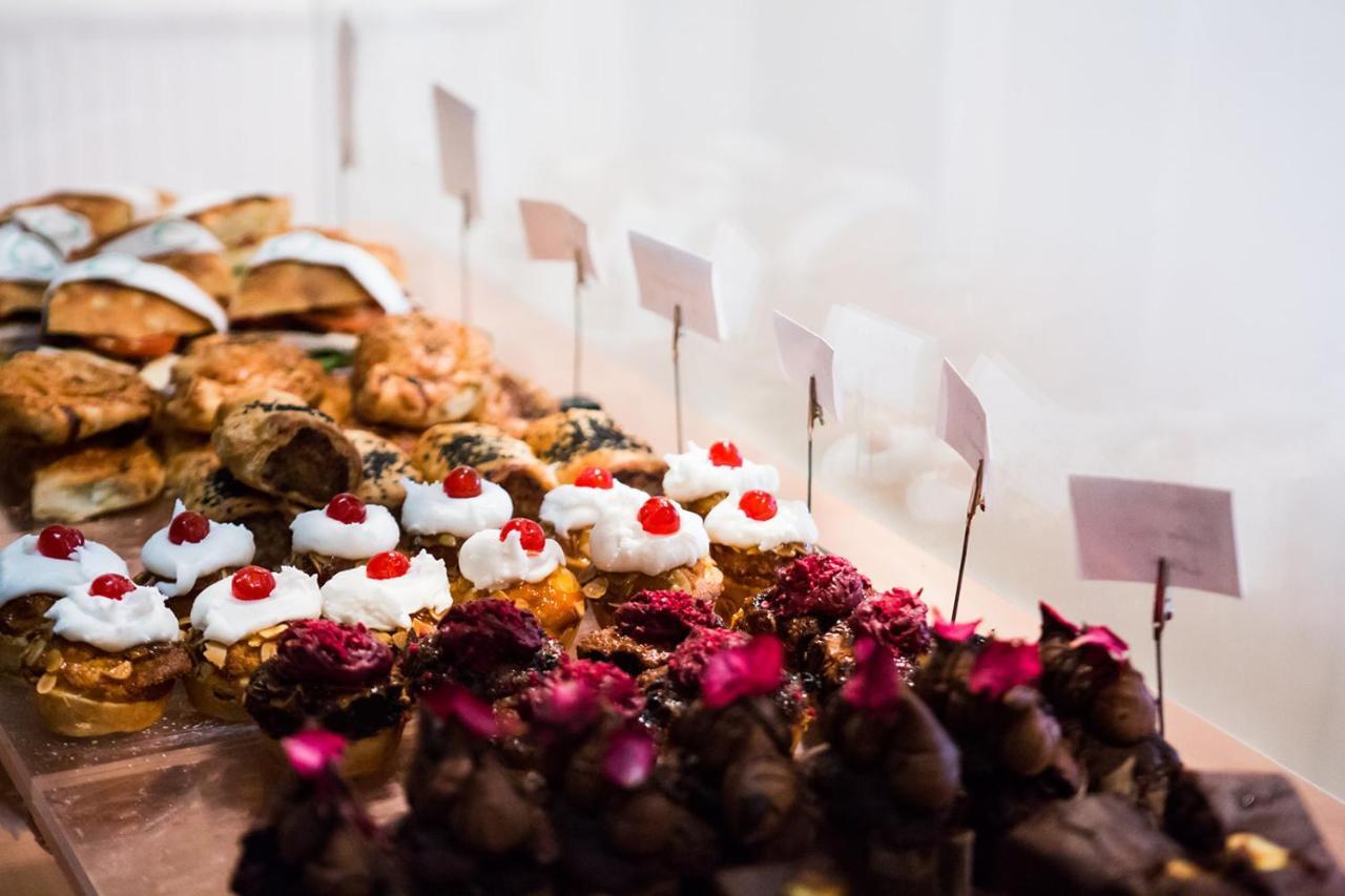 Bed and Breakfast Whitehouse Rye Exteriér fotografie A selection of Italian pastries