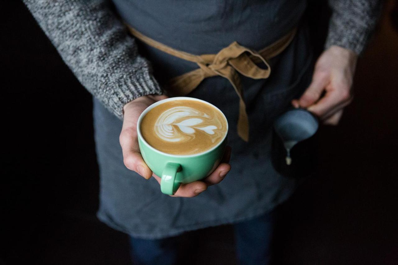 Bed and Breakfast Whitehouse Rye Exteriér fotografie A barista holding a cup of coffee